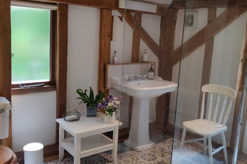 Cosy Listed Barn In Peaceful Country Village Granborough Bagian luar foto