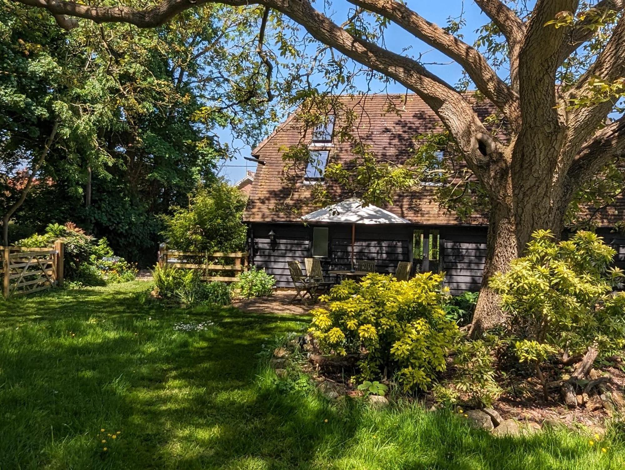 Cosy Listed Barn In Peaceful Country Village Granborough Bagian luar foto